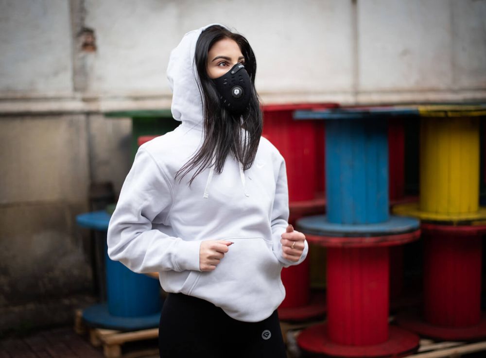 Eine Frau in einer Anti-Smog-Maske treibt Sport