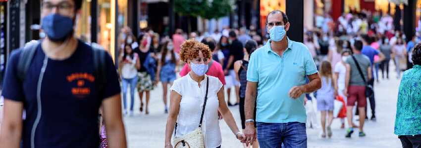 Der Coronavirus und Spaziergänger in Masken