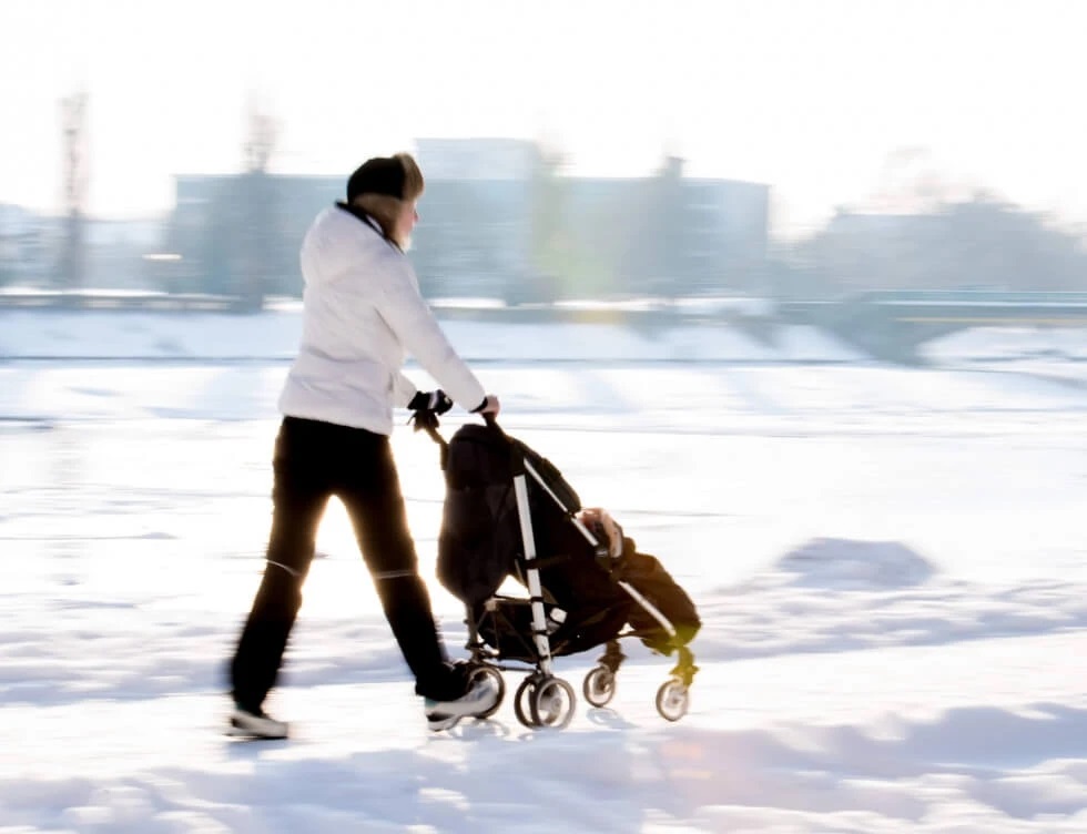 Ein Spaziergang mit dem Kind im Kinderwagen