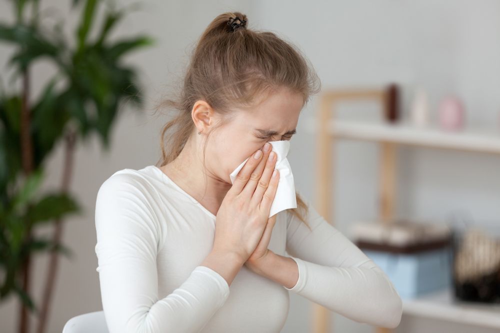 Eine Frau, die unter einer Allergie leidet